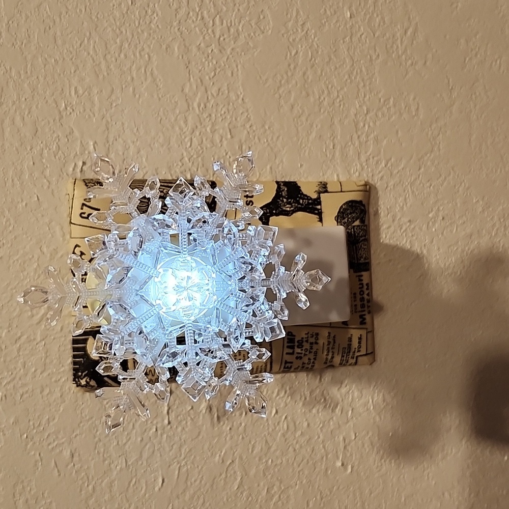 Snowflake Wall Plug In - Picture 4 of 4